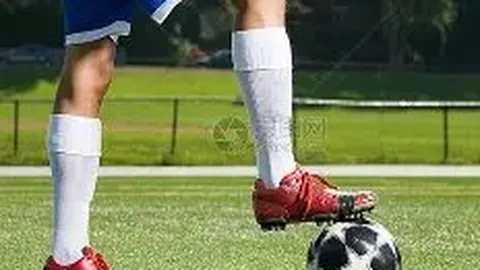 拉菲尼亚梅开二度，姆巴佩独木难支，巴萨5-2逆转皇马夺魁